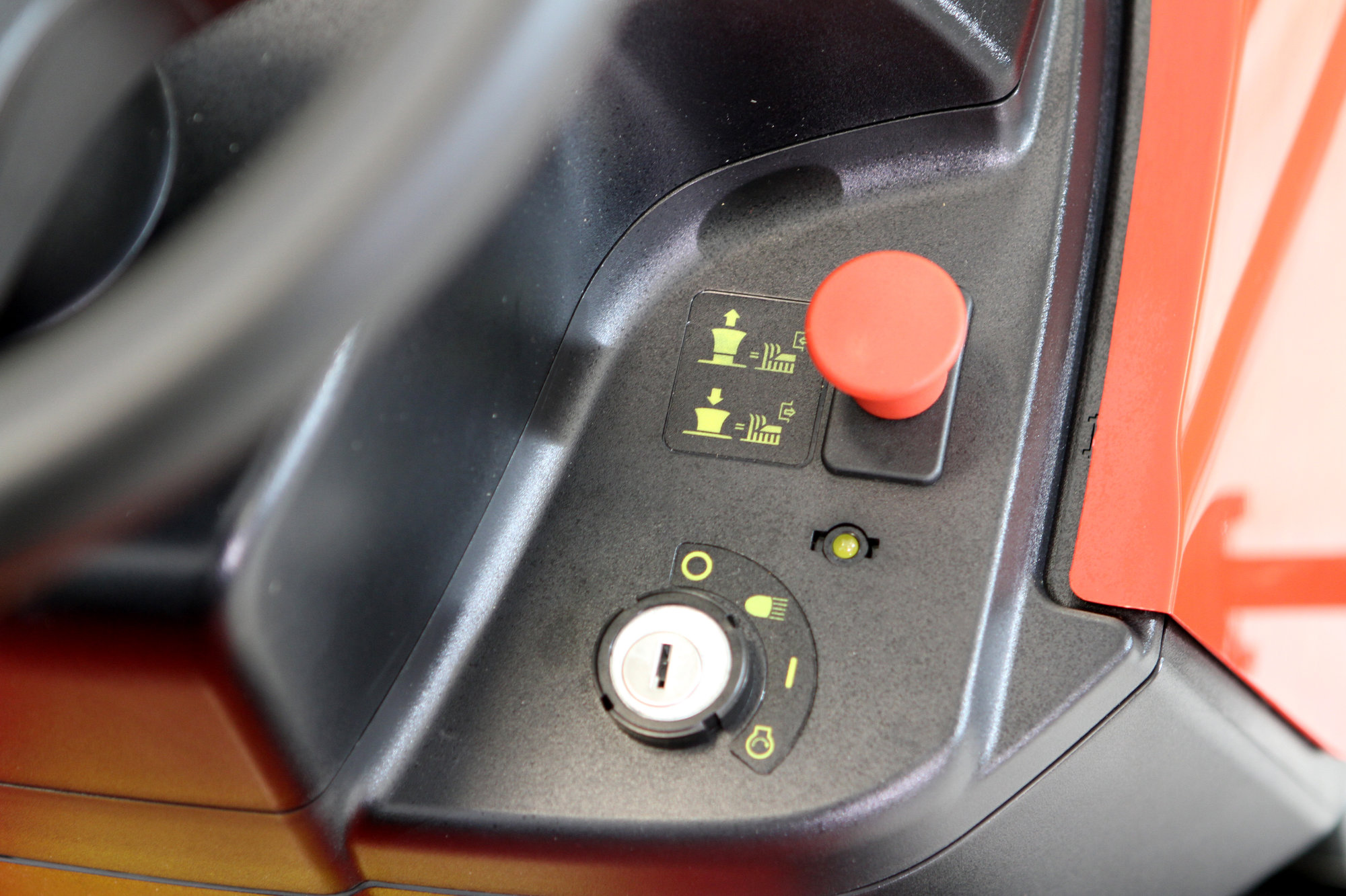 Traktoriukas VARI RL84H - Elektrinis peilių įjungimas